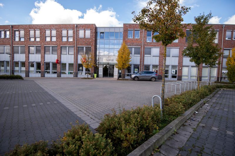 Der Parkplatz vor dem Burg-Forum mit Blick auf die Eingangstür